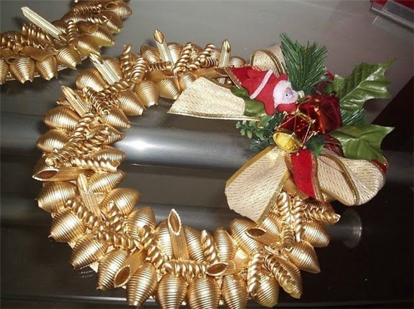 christmas-crafts-ideas-diy-gold-wreath-pasta