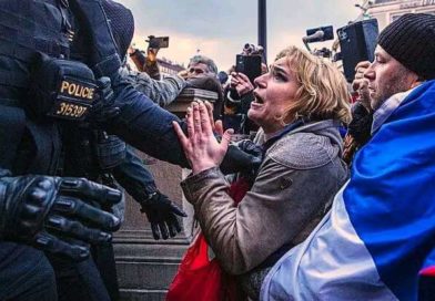 Policejní brutalita a zásah chránící vlajku cizího státu na Českém národním muzeu!