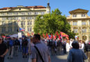 Do demonstrantů v Praze najížděli agresivní motorkáři s vlajkami USA