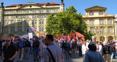 Do demonstrantů v Praze najížděli agresivní motorkáři s vlajkami USA