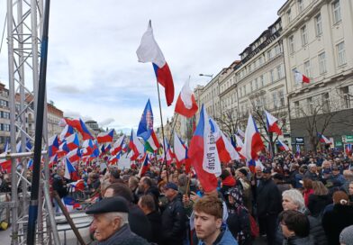 Tisíce lidí demonstrovali v Praze proti vládě Petra Fialy