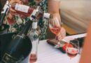 Už tuto sobotu dorazí do Prahy přes 20 vinařů. Dovezou sedm tisíc lahví růžového vína